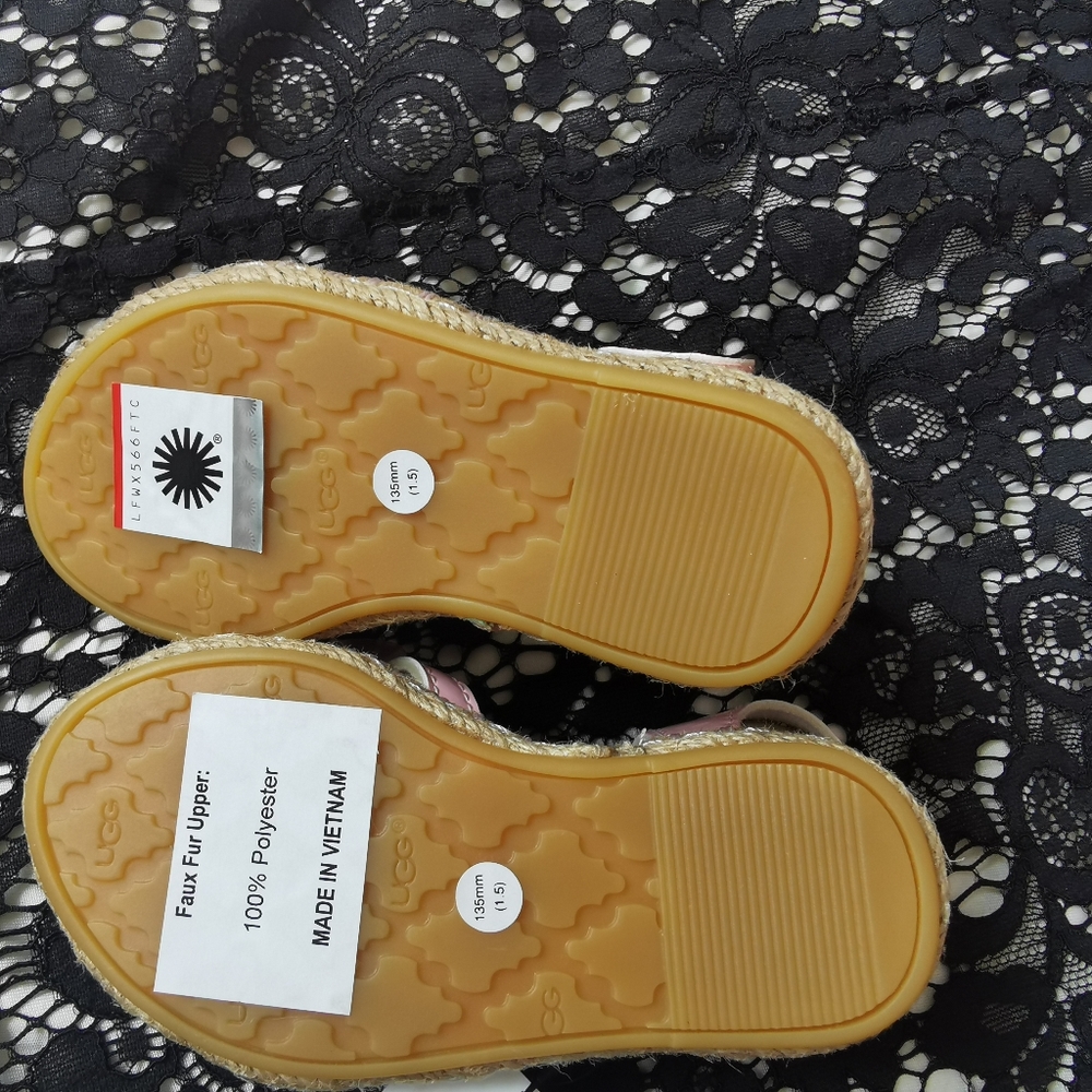 2/ 60 UGG Toddler Soothing Flower Sandals - Picture 8 of 11
